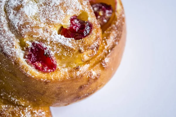 Beyaz bir arka plan üzerinde taze hamur işleri