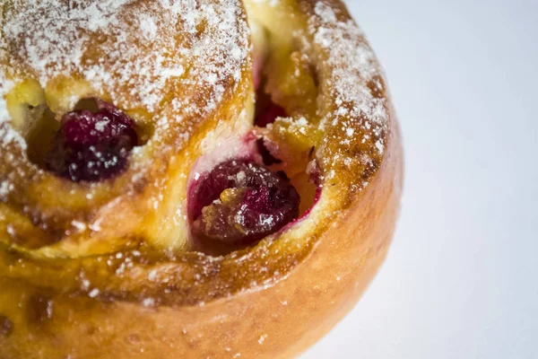 Beyaz bir arka plan üzerinde taze hamur işleri