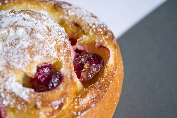 Karanlık ve beyaz arka plan üzerinde taze ekmek