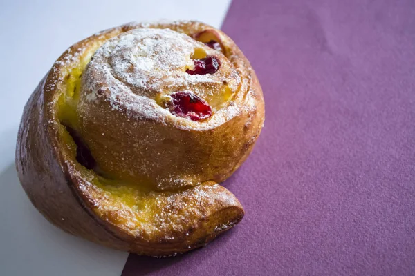 Beyaz ve bordo arka plan üzerinde taze hamur işleri