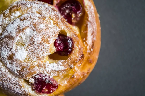 Karanlık ve beyaz arka plan üzerinde taze ekmek