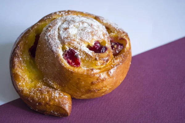 Beyaz ve bordo arka plan üzerinde taze hamur işleri