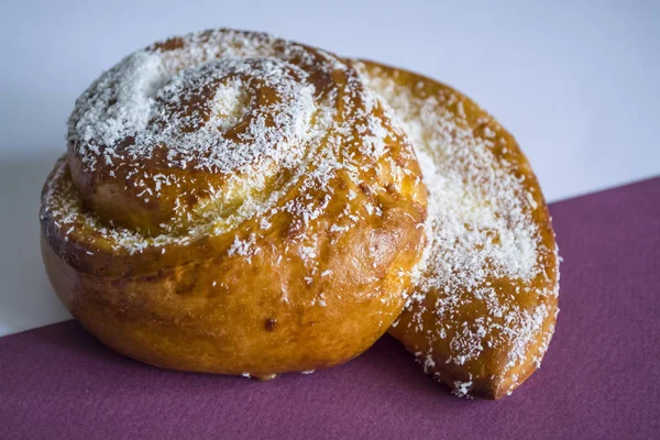 Beyaz ve bordo arka plan üzerinde taze hamur işleri