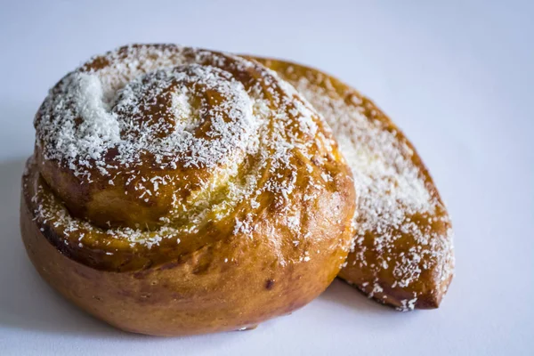 Beyaz bir arka plan üzerinde taze hamur işleri