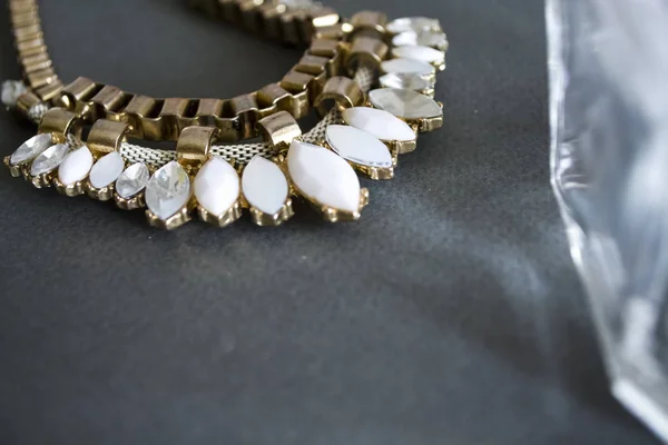 Halskette Mit Steinen Auf Dunklem Hintergrund — Stockfoto
