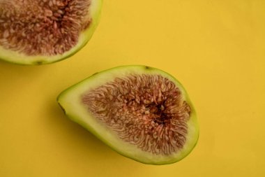 İncir. Seridine incir. İncir kesti. Düz arka plan.