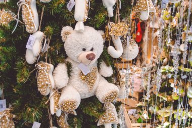 Yılbaşı oyuncakları. Noel. Noel ağacı. Kış tatil. İyi yeni yıl ruhu. Noel ağacına çelenk.