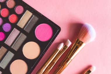 Makyaj. Makyaj fırçaları. Göz farı. Kozmetik. Allık. Göz gölge paleti.