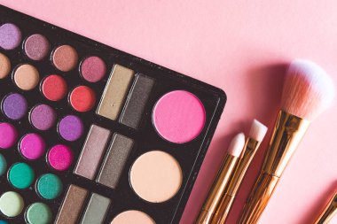 Makyaj. Makyaj fırçaları. Göz farı. Kozmetik. Allık. Göz gölge paleti.