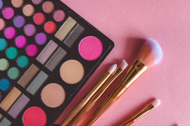 Makyaj. Makyaj fırçaları. Göz farı. Kozmetik. Allık. Göz gölge paleti.