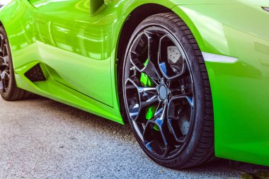 Yeşil spor araba. Spor araba. Jantlar ve lastikler otomobilin.