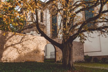 Kilise. Sonbahar. Kilisenin Bahçe.