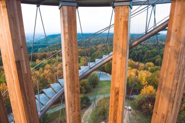 Gözlem güverte. Döner merdiven. Modern mimari. Sonbahar orman. Güzel manzara. Yüksekliği. Dağlar. Almanya. Yolculuk. Ahşap kirişler. Metal kablolar. Kule.