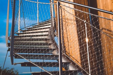 Gözlem güverte. Döner merdiven. Modern mimari. Sonbahar orman. Güzel manzara. Yüksekliği. Dağlar. Almanya. Yolculuk. Ahşap kirişler. Metal kablolar. Kule.