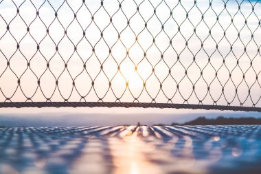 Metal kablolar. Kılavuz halatlar. Koşum takımı. Çit. Kablo. Monte edin. Dokuma. Kılavuz. Metal.