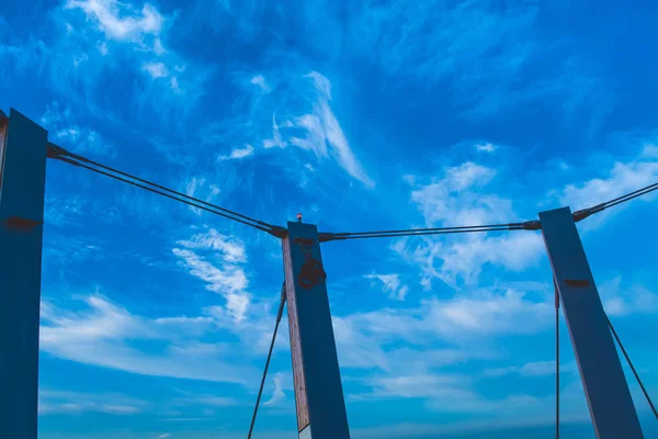 Cables Metálicos Cable Montar Metal Árbol Vigas Madera Cielo Azul — Foto de Stock