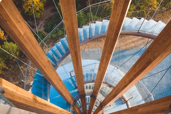 Plataforma Observación Escalera Caracol Arquitectura Moderna Bosque Otoño Hermosa Vista — Foto de Stock