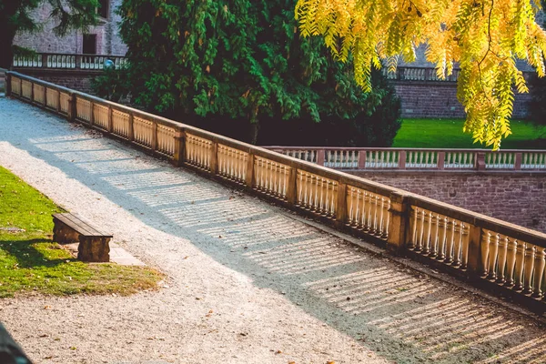 Alter Park Deutschland Herbst Gelbe Bäume Sonniger Tag Einsame Bank — Stockfoto