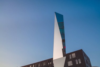 Ayna yapısı. Modern mimari. Görme. Eğik çizgiler.