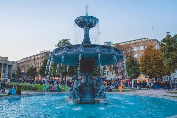 古いヨーロッパの都市の広場で噴水 — ストック写真