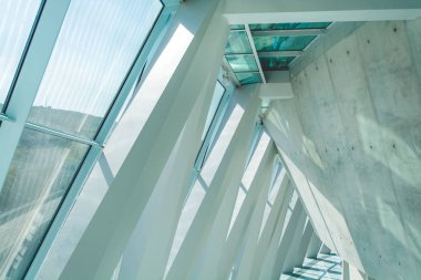 Modern mimari. İnşaat satırlarında. Beyaz iç. Tasarım çözümü. Büyük pencereler. Cam. Kirişler. Kılavuz halatlar. Merdiven. Müze.