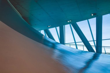 Modern mimari. İnşaat satırlarında. Beyaz iç. Tasarım çözümü. Büyük pencereler. Cam. Kirişler. Kılavuz halatlar. Merdiven. Müze.