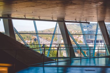 Modern mimari. İnşaat satırlarında. Beyaz iç. Tasarım çözümü. Büyük pencereler. Cam. Kirişler. Kılavuz halatlar. Merdiven. Müze.