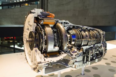 Arabanın motoru iç ve dış görünümü. Metal. Ayrıntılar ve dişliler.