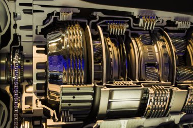 Arabanın motoru iç ve dış görünümü. Metal. Ayrıntılar ve dişliler.