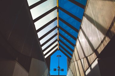 Modern cam mimari. Geometri ve çizgiler.