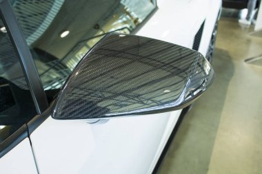 Yan arka - aynaları gri spor araba.