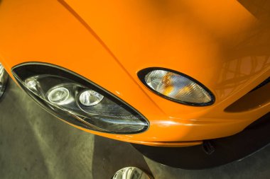 Spor araba farlar. Turuncu Lotus.