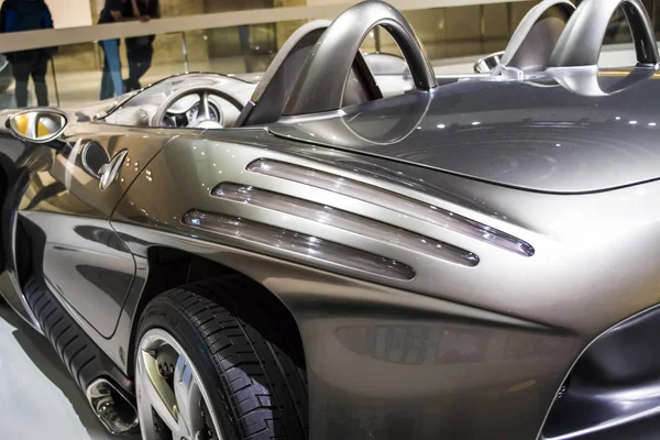 Gümüş rengi spor araba. Kavram. Sergi.
