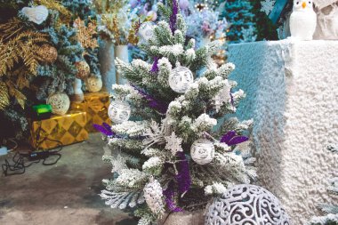 Küçük Noel ağacı güzel yılbaşı oyuncakları ve kapak sahte kar ile süslenmiş.