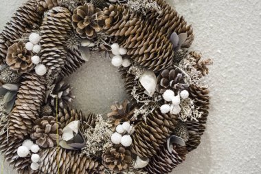 Çam Festival çelenk konileri küçük dekorasyon ile yakın çekim.