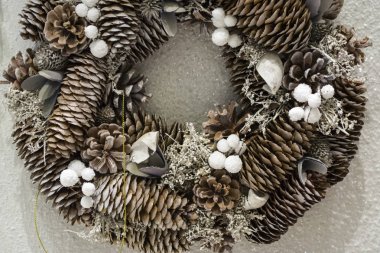 Çelenk Çam Konileri küçük dekorasyon ile yakın çekim.