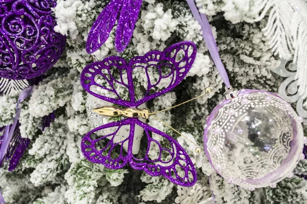 Fialový Motýl Zavěšení Vánoční Stromeček Falešné Sněhem Detail — Stock fotografie