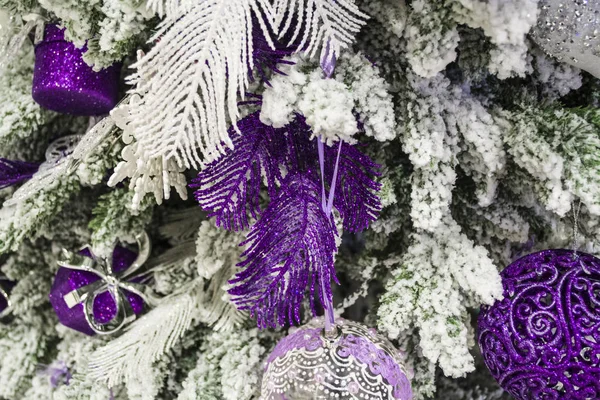 Paarse Witte Veren Hangen Kerstboom Bedekt Met Nep Sneeuw — Stockfoto