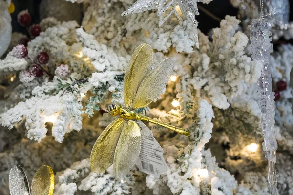 Zlaté Dragonfly Zavěšení Vánoční Stromeček Světla Mezi Větvemi Pozadí — Stock fotografie