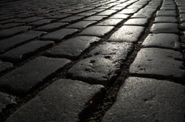 Arnavut kaldırımlı taş akşam güneş ışığı, Vilnius, Litvanya. Yakın çekim.