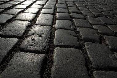 Arnavut kaldırımlı taş akşam güneş ışığı, Vilnius, Litvanya. Yakın çekim.