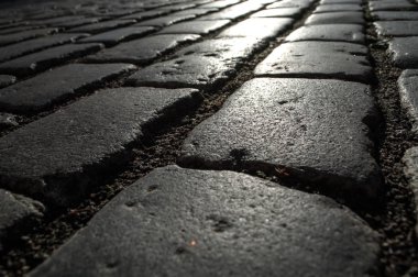 Arnavut kaldırımlı taş akşam güneş ışığı, Vilnius, Litvanya. Yakın çekim.