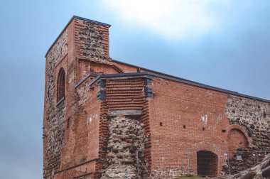 Üzerinde görünüm akşam üst Vilna Castle, şafak Tower, Vilnius (Litvanya Cumhuriyeti) yakınındaki bir parçası kaldı. 23 Ekim 2018.