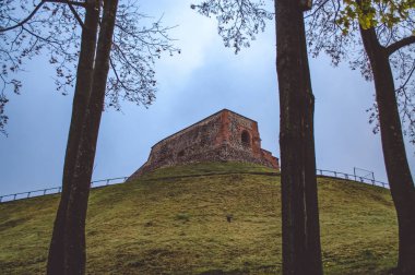 Kalan üzerinde orman görünümünden akşam üst Vilna Castle, şafak Tower, Vilnius (Litvanya Cumhuriyeti) yakınındaki bir parçası. 23 Ekim 2018.