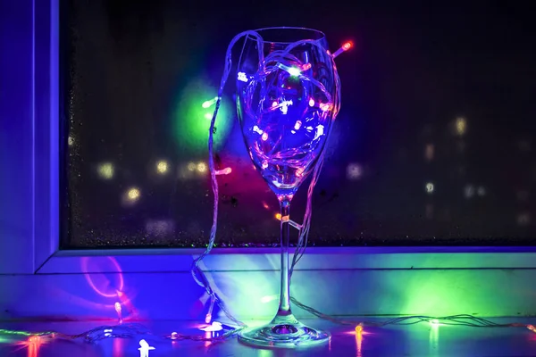 Guirnalda Luces Led Una Copa Vino Cerca Ventana Oscuridad Bombillas —  Fotos de Stock