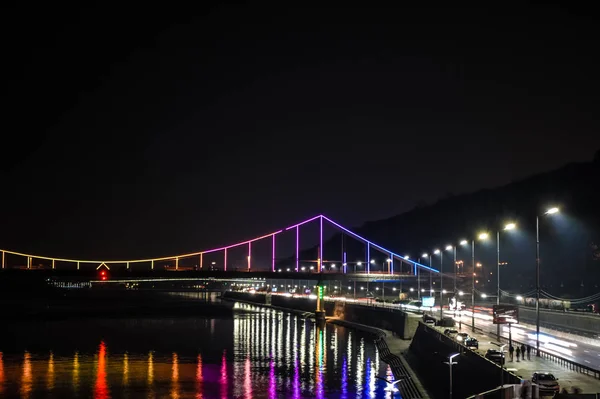 Νύχτα Ευρωπαϊκή Πόλη Πολύχρωμα Φώτα Και Αντανάκλαση Στο Νερό Κίεβο — Φωτογραφία Αρχείου