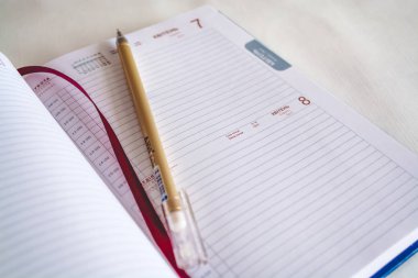 Notlar için bir not defteri. Bir yer imi kitapla. Topu kalem.