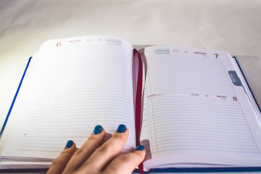 Fakirler için kalın defter mavi kapak ile. Boş sayfaları. Yazmak için fakirler kalemi ile. Temiz çarşaflar. Planlayıcısı.