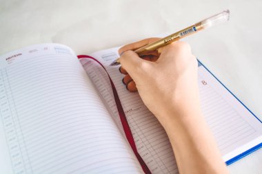 Fakirler için kalın defter mavi kapak ile. Boş sayfaları. Yazmak için fakirler kalemi ile. Temiz çarşaflar. Planlayıcısı.