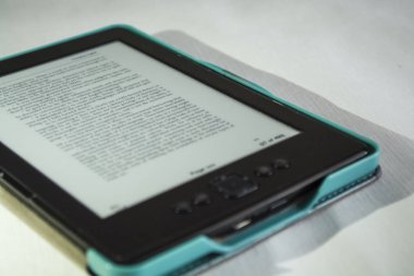 E-kitap. Modern taşınabilir teknoloji. Gadget'ı. Yazdırılan İngilizce metin. Mavi renk kapak. Beyaz arka plan.